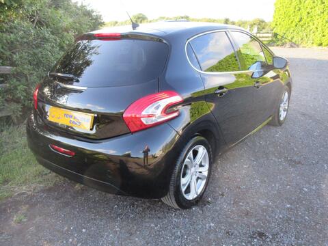 Peugeot 208 Hatchback 1.2 VTi PureTech Roland Garros Euro 5 5dr