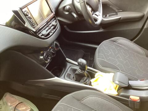 2017 Peugeot 2008, photograph 4