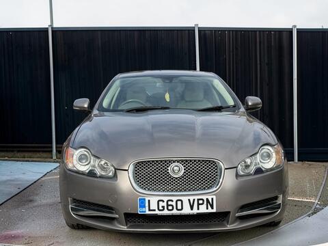 2010 Jaguar XF, photograph 3