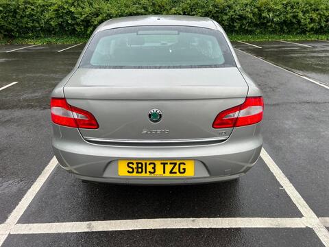 2013 Skoda Superb, photograph 2