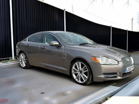 2010 Jaguar XF, photograph 4