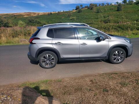 2018 Peugeot 2008, photograph 2
