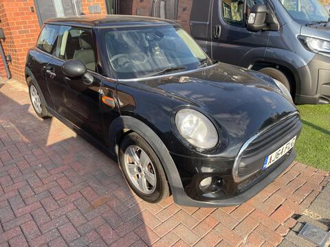 2015 MINI Hatch, photograph 2