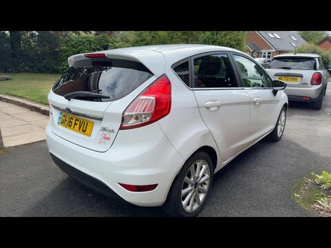 2016 Ford Fiesta, photograph 3