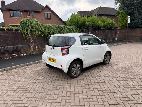 2011 Toyota iQ, photograph 3