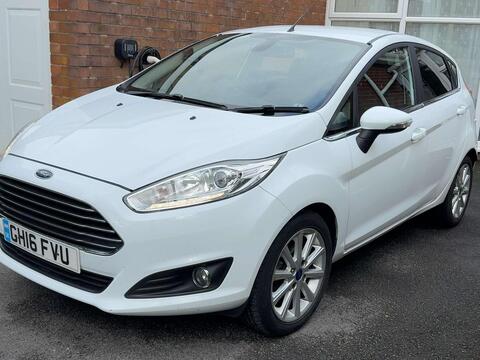 2016 Ford Fiesta, photograph 2