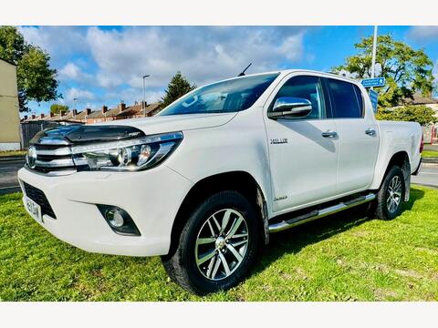 Toyota Hilux Pickup 2.4 D-4D Invincible 4WD Euro 6 4dr (TSS)