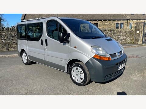 Renault Trafic Minibus 1.9 TD dCi SL27 4dr
