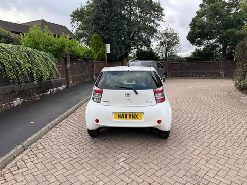 2011 Toyota iQ, photograph 4
