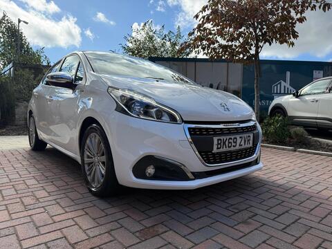 Peugeot 208 Hatchback 1.2 PureTech Signature Euro 6 (s/s) 5dr