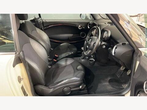 2010 Mini Convertible, photograph 4