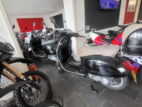 Piaggio Vespa GTS 250ie Scooter