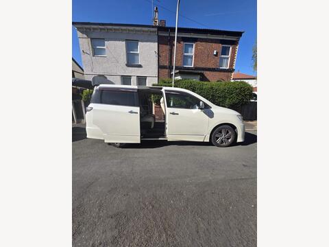 2010 Nissan Elgrand, photograph 3