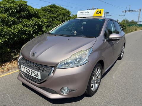 Peugeot 208 Hatchback 1.2 VTi Allure Euro 5 5dr