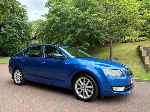 Skoda Octavia Hatchback 2.0 TDI Elegance DSG Euro 5 (s/s) 5dr