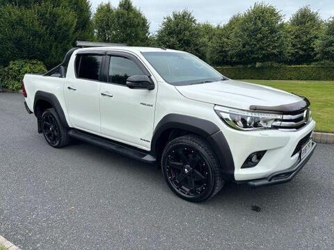 Toyota Hilux Pickup 2.4 D-4D Invincible 4WD Euro 6 (s/s) 4dr (TSS, 3.5t)