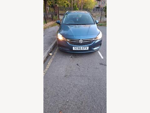 2017 Vauxhall Astra, photograph 2
