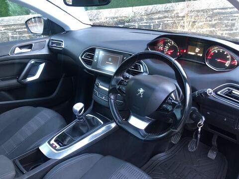 2017 Peugeot 308, photograph 4