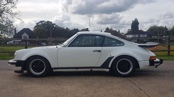 Porsche 911 view 4