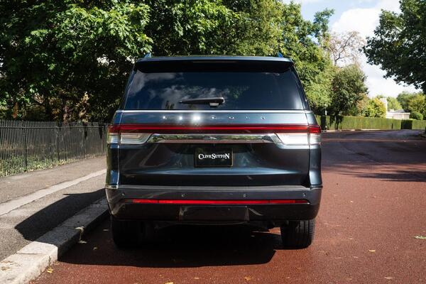 Lincoln Navigator view 5