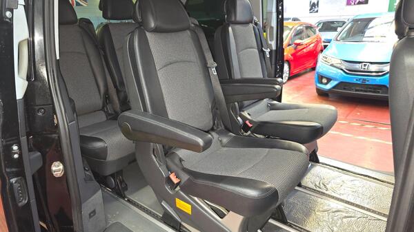Mercedes-Benz V-Class view 5