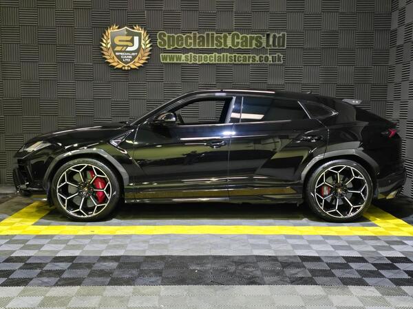 Lamborghini Urus view 2