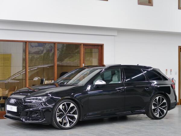 Audi RS4 view 3