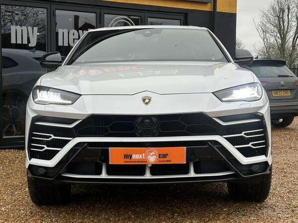 Lamborghini Urus view 3