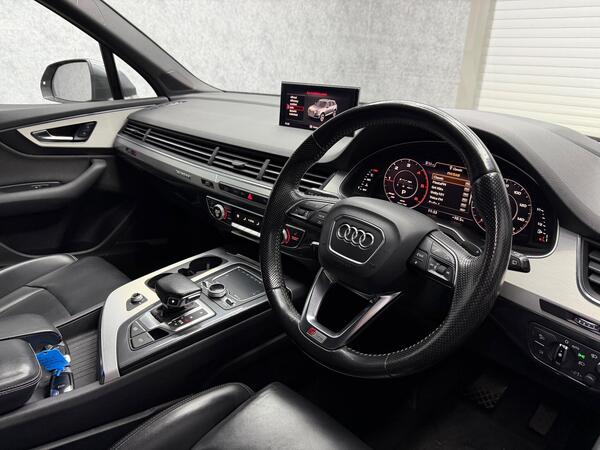 Audi Q7 view 2