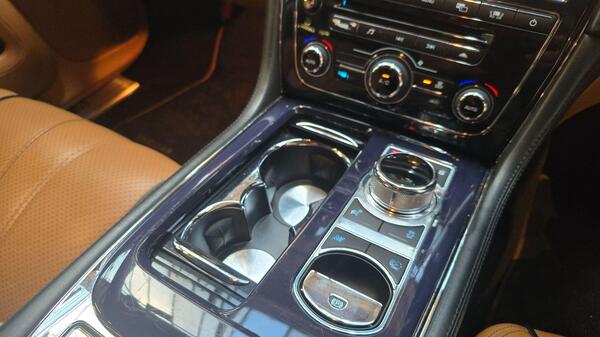 Jaguar XJ view 7