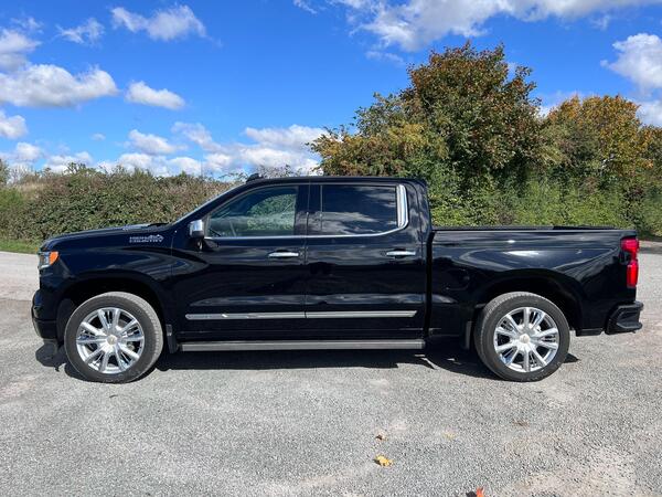 Chevrolet Silverado view 4