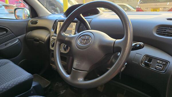 Toyota Yaris Verso view 5