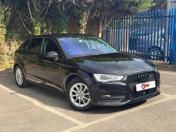 Audi A3: Front Right
