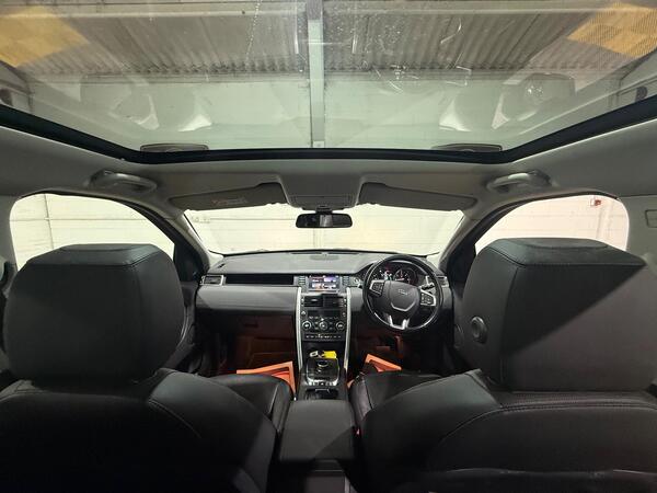 Land Rover Discovery Sport view 3