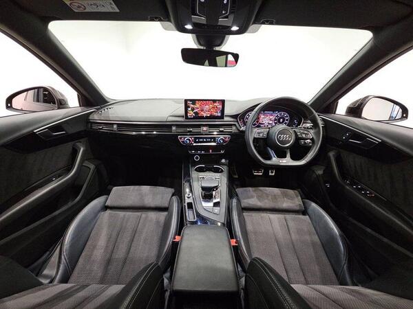 Audi A4 view 4