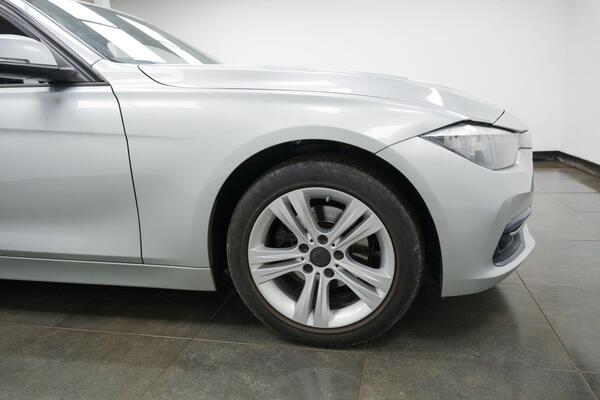 BMW 3 Series view 4