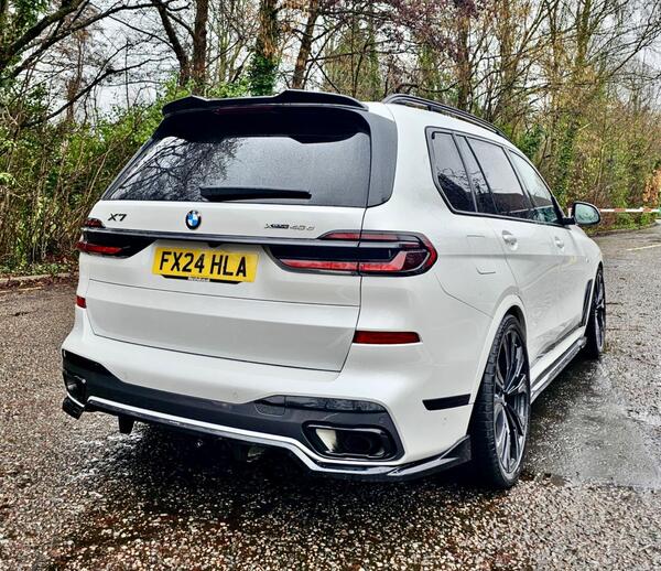 BMW X7 view 3
