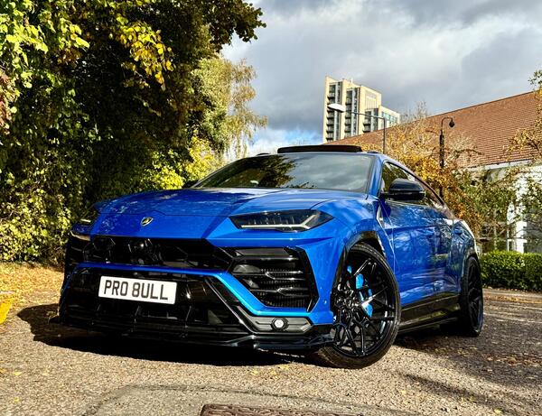 Lamborghini Urus view 5