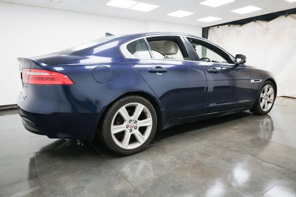 Jaguar Xe view 4