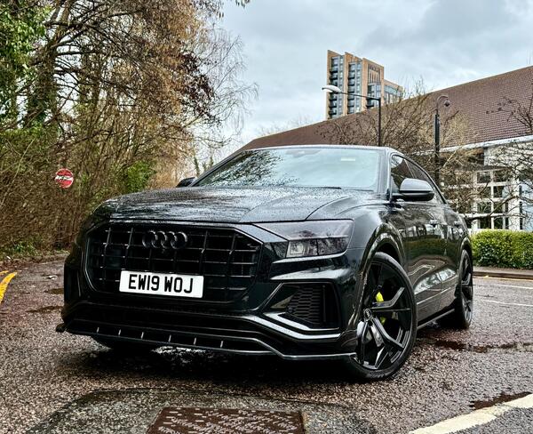 Audi Q8 view 5