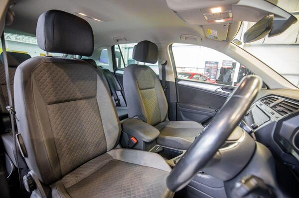 Volkswagen Tiguan view 3