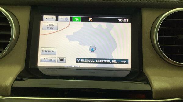 Land Rover Discovery view 4