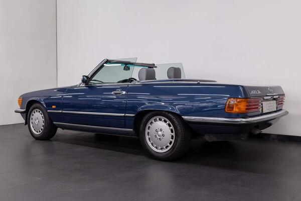Mercedes-Benz SL view 4