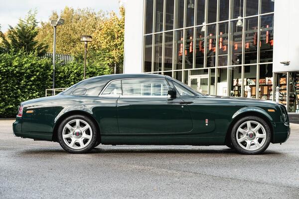 Rolls-Royce Phantom view 5