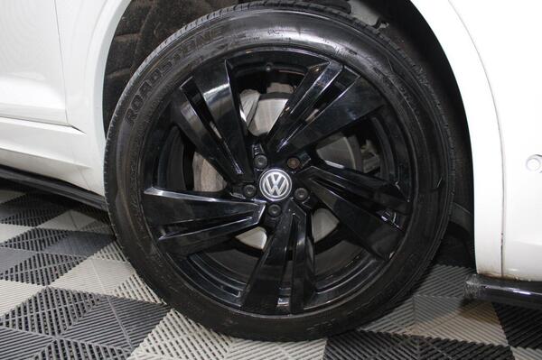 Volkswagen Touareg view 4
