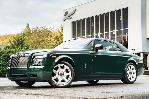 Rolls-Royce Phantom view 3