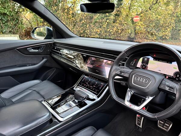 Audi Q8 view 4