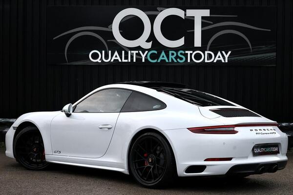 Porsche 911 view 7