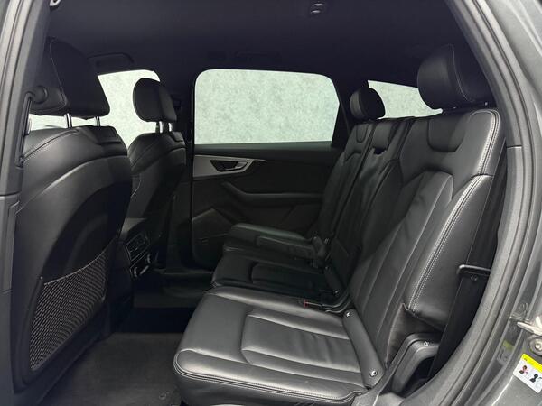 Audi Q7 view 7