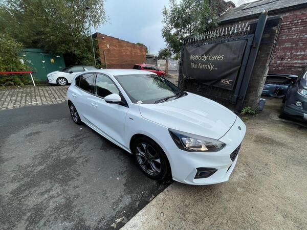 Ford Focus view 3